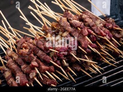 Typisch italienische arrosticini von Lamm Arrosticini auf Holzspieß Stockfoto