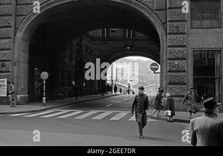 Geschäftige Stadt mit Menschen in Budapest, Ungarn im Jahr 1960 Stockfoto