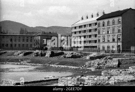 Das Aquincum Military Amphitheatre neben Wohnungen im Obuda Bezirk Budapest Ungarn im Jahr 1958 Stockfoto