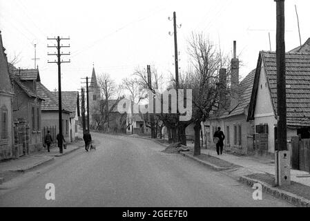 Ungarische Dorfstraße in der Nähe von Budapest, Ungarn, 1956 Stockfoto