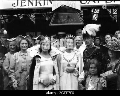 Menschen, die das Silberjubiläum von König George V. und Königin Mary in Kent, Großbritannien, 1935 feiern Stockfoto