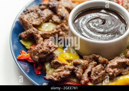 Rinderstreifen mit gemischten Paprika und Mangout serviert mit schwarzer Bohnensauce, chinesisches Gericht Stockfoto