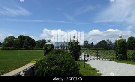 New Hampshire, Vereinigte Staaten -Juli 5 2021: Wohlhabendes Haus, Herrenhaus in New Hampshire, Vereinigte Staaten, mit großem Rasenhof und Auffahrt mit geschlossenem Tor Stockfoto