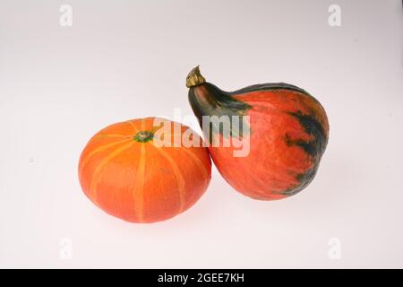 Zwei orangefarbene Kürbisse auf weißem Hintergrund isoliert. Stockfoto