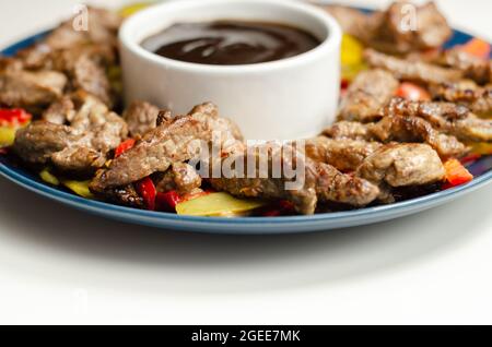 Rinderstreifen mit gemischten Paprika und Mangout serviert mit schwarzer Bohnensauce, chinesisches Gericht Stockfoto