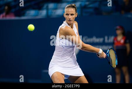 Cincinnati, USA. August 2021. Karolina Pliskova aus der Tschechischen Republik in Aktion während der zweiten Runde beim Western & Southern Open WTA 1000 Tennisturnier 2021 gegen Yulia Putintseva aus Kasachstan am 18. August 2021 im Lindner Family Tennis Center in Cincinnati, USA - Foto Rob Prange/Spanien DPPI/DPPI Quelle: Independent Photo Agency/Alamy Live News Stockfoto