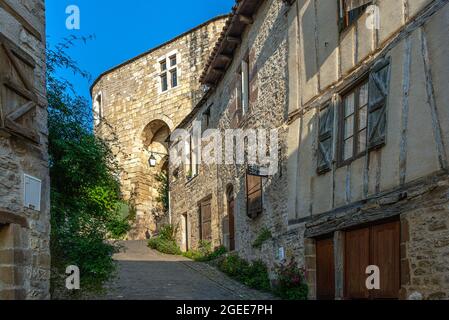 Portail Peint, eines der mittelalterlichen Tore in Cordes-sur-Ciel, Occitanie, Frankreich. Stockfoto