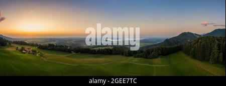 Ein atemberaubender Sonnenuntergang über dem beliebten bayerischen Chiemsee neben den alpen. Im Sommer ein wunderbares Urlaubsziel. Stockfoto