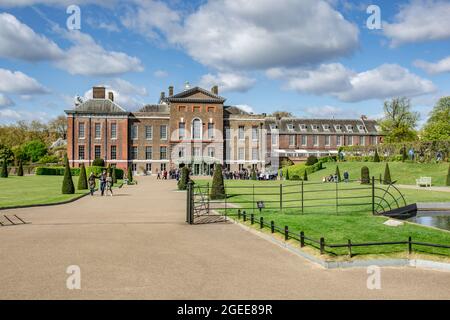 Kensington Palace, London, Großbritannien mit bewölktem Himmel. Der Palast war eine Residenz der britischen Königsfamilie Stockfoto