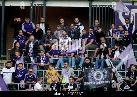 Brüssel, Belgien. August 2021. BRÜSSEL, BELGIEN - 19. AUGUST: Fans von RSC Anderlecht vor dem Play-off der UEFA Europa Conference League ein Spiel zwischen RSC Anderlecht und Vitesse im Lotto Park am 19. August 2021 in Brüssel, Belgien (Foto von Broer van den Boom/Orange Picics) Credit: Orange Pics BV/Alamy Live News Stockfoto