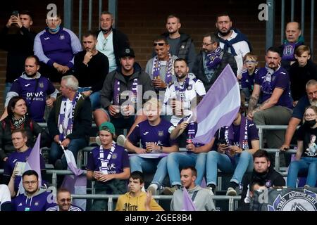 Brüssel, Belgien. August 2021. BRÜSSEL, BELGIEN - 19. AUGUST: Fans von RSC Anderlecht vor dem Play-off der UEFA Europa Conference League ein Spiel zwischen RSC Anderlecht und Vitesse im Lotto Park am 19. August 2021 in Brüssel, Belgien (Foto von Broer van den Boom/Orange Picics) Credit: Orange Pics BV/Alamy Live News Stockfoto