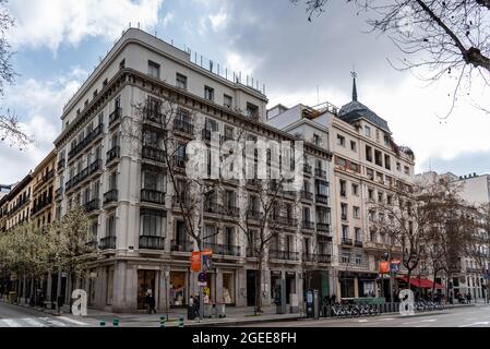 Madrid, Spanien - 7. März 2021: Blick auf die Serrano-Straße, eine bekannte Einkaufsstraße im Salamanca-Viertel, eine der reichsten Gegenden mit einer h Stockfoto