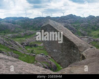 Trollpikken Wanderung in Europa (Norwegen) mit Windmühlen über ländliche Berge in - Green Future Concept Stockfoto