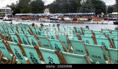 Liegestühle in der Steward's Enclosure bei der Henley Royal Regatta 2021, Henley-on-Thames, Oxfordshire, England Stockfoto