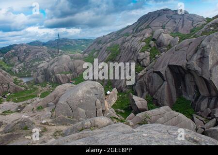 Trollpikken Wanderung in Europa (Norwegen) mit Windmühlen über ländliche Berge in - Green Future Concept Stockfoto