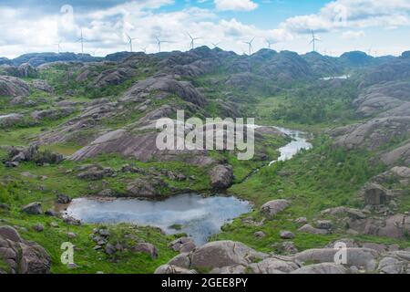 Trollpikken Wanderung in Europa (Norwegen) mit Windmühlen über ländliche Berge in - Green Future Concept Stockfoto