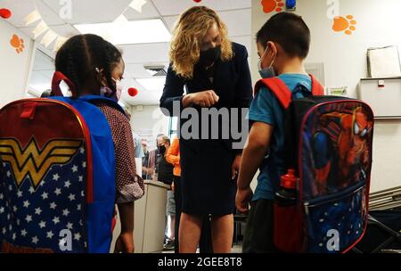 USA. August 2021. Broward County Schools Interim Superintendent Dr. Vickie L. Cartwright begrüßt die Schüler am Mittwoch, den 18. August 2021, an der North Lauderdale Elementary School. (Foto von Joe Cavaretta/South Florida Sun-Sentinel/TNS/Sipa USA) Quelle: SIPA USA/Alamy Live News Stockfoto