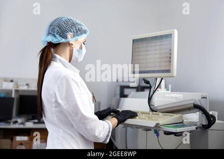Wissenschaftler, die im Labor mit Computerbildschirm arbeiten Stockfoto