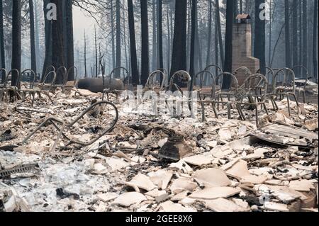 Grizzly Flars, USA. August 2021. Die Rahmen der Stühle und der Kamin sind die einzigen Dinge, die nach dem Caldor-Brand in Grizzly Flats am Dienstag, den 17. August 2021, in der Gemeindekirche Grizzly Flats übrig geblieben sind. (Foto von Sara Nevis/The Sacramento Bee/TNS/Sipa USA) Quelle: SIPA USA/Alamy Live News Stockfoto