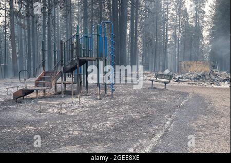 Grizzly Flars, USA. August 2021. Verbrannte Spielplatzgeräte stehen vor einer abgeflachten Struktur der Walt Tyler Grundschule, nachdem die Schule am Dienstag, den 17. August 2021, in der Gemeinde in Grizzly Flats im Landkreis El Dorado durch das Caldor-Feuer zerstört wurde. (Foto von Sara Nevis/The Sacramento Bee/TNS/Sipa USA) Quelle: SIPA USA/Alamy Live News Stockfoto