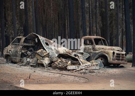 Grizzly Flars, USA. August 2021. Verbrannte Fahrzeuge sitzen auf der String Canyon Road vom Caldor-Feuer in Grizzly Flats am Dienstag, den 17. August 2021. (Foto von Sara Nevis/The Sacramento Bee/TNS/Sipa USA) Quelle: SIPA USA/Alamy Live News Stockfoto