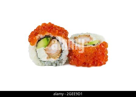 japanische Sushi-Rollen mit rotem Kaviar und Garnelen Stockfoto