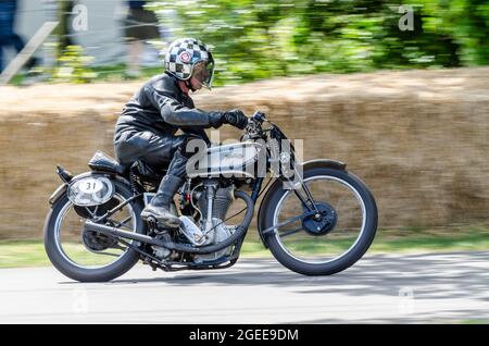 Vintage Norton International Motorrad, das beim Goodwood Festival of Speed-Rennen 2014 auf der Bergrennen-Strecke unterwegs ist Stockfoto