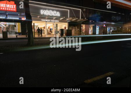 Wellington Neuseeland - 29 2021. Juli; Nacht in der Stadt auf Straßenhöhe, Langzeitbelichtung, beleuchtete Schaufenster, Gebäude und Lichtstreifen Stockfoto