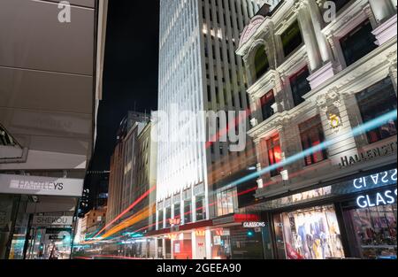 Wellington Neuseeland - 29 2021. Juli; Nacht in der Stadt auf Straßenhöhe, Gebäude mit langer Belichtung und Lichtstreifen Stockfoto