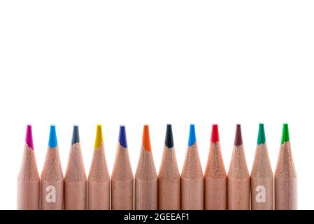 Isolieren von bunten Holzstiften. Bleistifte in verschiedenen Farben, angeordnet in einer Ruderestehen vor einem einheitlichen weißen Hintergrund, zum Einsetzen in Stockfoto