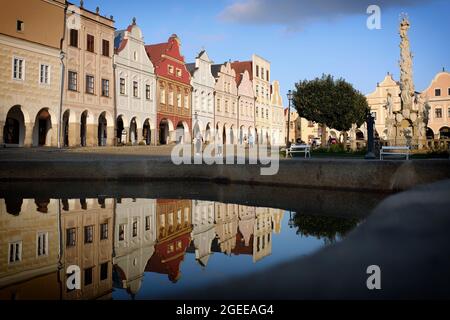 Telc, Tschechische Republik. August 2021. Renaissance- und Barockhäuser spiegelten sich an sonnigen Tagen in Telc in der Tschechischen Republik in der Wasseroberfläche wider. Telc ist eine Stadt in Südmähren. Die Stadt wurde im 13. Jahrhundert als königliche Wasserburg an der Kreuzung der geschäftigen Handelsrouten zwischen Böhmen, Mähren und Österreich gegründet. Seit 1992 ist dies ein UNESCO-Weltkulturerbe. (Bild: © Slavek Ruta/ZUMA Press Wire) Stockfoto