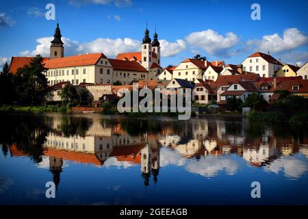 Telc, Tschechische Republik. August 2021. Renaissance- und Barockhäuser spiegelten sich an sonnigen Tagen in Telc in der Tschechischen Republik in der Wasseroberfläche wider. Telc ist eine Stadt in Südmähren. Die Stadt wurde im 13. Jahrhundert als königliche Wasserburg an der Kreuzung der geschäftigen Handelsrouten zwischen Böhmen, Mähren und Österreich gegründet. Seit 1992 ist dies ein UNESCO-Weltkulturerbe. (Bild: © Slavek Ruta/ZUMA Press Wire) Stockfoto