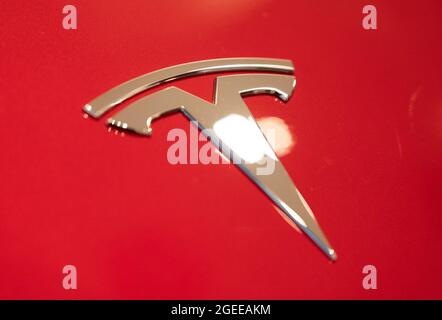 Berlin, Deutschland. August 2021. Auf einem Tesla in einem Tesla-Showroom ist das Logo des Herstellers zu sehen. Quelle: Christophe Gateau/dpa/Alamy Live News Stockfoto