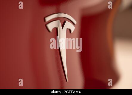 Berlin, Deutschland. August 2021. Auf einem Tesla in einem Tesla-Showroom ist das Logo des Herstellers zu sehen. Quelle: Christophe Gateau/dpa/Alamy Live News Stockfoto