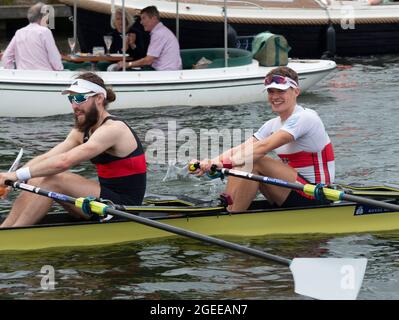 F.McCarthy & P.O'Donovan vom Skibbereen Rowing Club & University College, Gewinner des Finales des Double Sculls Challenge Cup in Cork, Irland, Henley, Großbritannien Stockfoto