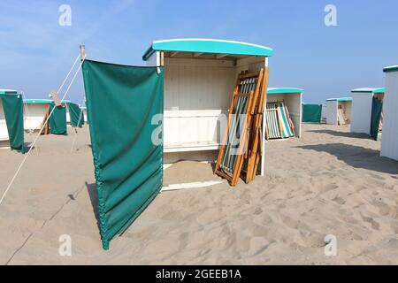 traditionellen Strandhütten an der niederländischen Nordsee-Küste Stockfoto