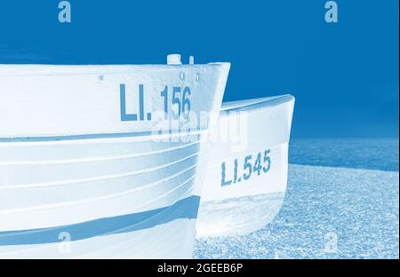 Duocolor Bild von zwei kleinen Fischerbooten am Strand von Großbritannien. Stockfoto