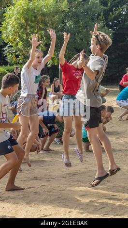 Odesa rgn., Ukraine, 06. August 2021: Kinder, die im Sommerlager mit Freudengefühlen auf Morgenübungen springen Stockfoto