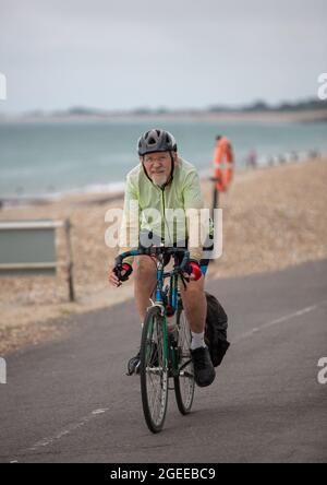 Rentner gesehen Radfahren entlang des Meeres in Bognor Regis. Stockfoto