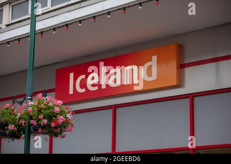 Island-Logo auf dem Ladenfront in Bognor Regis im August 2021. Stockfoto