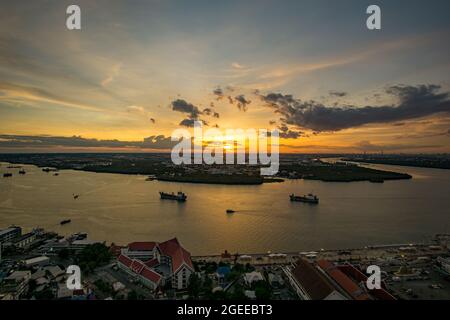 Vogelperspektive auf Samut Prakan, Thailand. Sonnenuntergang über dem Chao Phraya Fluss, orangefarbener Himmel. Stockfoto