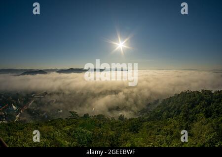 Morgennebel bedeckt Lamphun, Thailand, Blick vom Aussichtspunkt des Wat Phra That Pha Temple Stockfoto