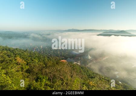 Morgennebel bedeckt Lamphun, Thailand, Blick vom Aussichtspunkt des Wat Phra That Pha Temple Stockfoto