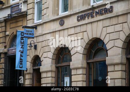 Bristol, Großbritannien. August 2021. Caffe Nero Logo in einem ihrer Geschäfte in Bristol. (Bild: © Dinendra Haria/SOPA Images via ZUMA Press Wire) Stockfoto