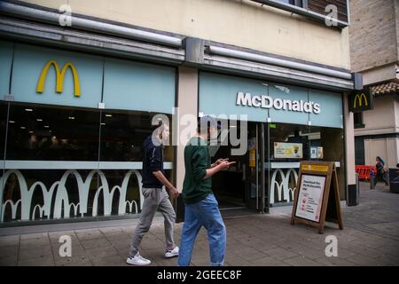 Bristol, Großbritannien. August 2021. Männer laufen an einer Filiale von McDonald's in Bristol vorbei. (Bild: © Dinendra Haria/SOPA Images via ZUMA Press Wire) Stockfoto