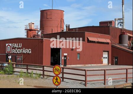 SCHWEDEN, Falun, Falu Rödfärg Fabrik, aus den Überresten des Falu Kupferbergbaus wird hier noch die typische rote Farbfarbe , schwedischer röd färg, für die schwedischen Holzhäuser hergestellt / SCHWEDEN, Falun, Falu Rödfärg Farben Pigment Fabrik, hier wird noch heute aus den Überresten des ehemaligen Kupferbergbaues, Der 1992 geschlossen wurde, die originale rote Pigmentfarbe für den Anstrich der schweidischen Holzhäuser hergestellt Stockfoto