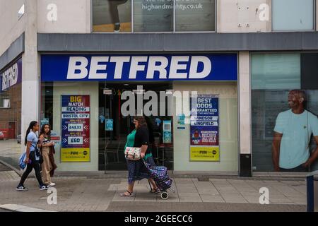 Bristol, Großbritannien. August 2021. Die Menschen laufen an einem Zweig von Betfred in Bristol vorbei. (Bild: © Dinendra Haria/SOPA Images via ZUMA Press Wire) Stockfoto