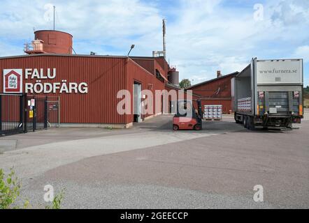 SCHWEDEN, Falun, Falu Rödfärg Fabrik, aus den Überresten des Falu Kupferbergbaus wird hier noch die typische rote Farbfarbe , schwedischer röd färg, für die schwedischen Holzhäuser hergestellt / SCHWEDEN, Falun, Falu Rödfärg Farben Pigment Fabrik, hier wird noch heute aus den Überresten des ehemaligen Kupferbergbaues, Der 1992 geschlossen wurde, die originale rote Pigmentfarbe für den Anstrich der schweidischen Holzhäuser hergestellt Stockfoto