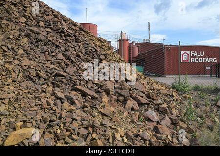 SCHWEDEN, Falun, Falu Rödfärg Fabrik, aus den Überresten des Falu Kupferbergbaus wird hier noch die typische rote Farbfarbe , schwedischer röd färg, für die schwedischen Holzhäuser hergestellt / SCHWEDEN, Falun, Falu Rödfärg Farben Pigment Fabrik, hier wird noch heute aus den Überresten des ehemaligen Kupferbergbaues, Der 1992 geschlossen wurde, die originale rote Pigmentfarbe für den Anstrich der schweidischen Holzhäuser hergestellt Stockfoto