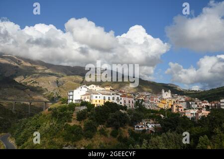 Panoramablick auf San Nicola Arcella, eine Stadt der Region Kalabrien, Italien. Stockfoto